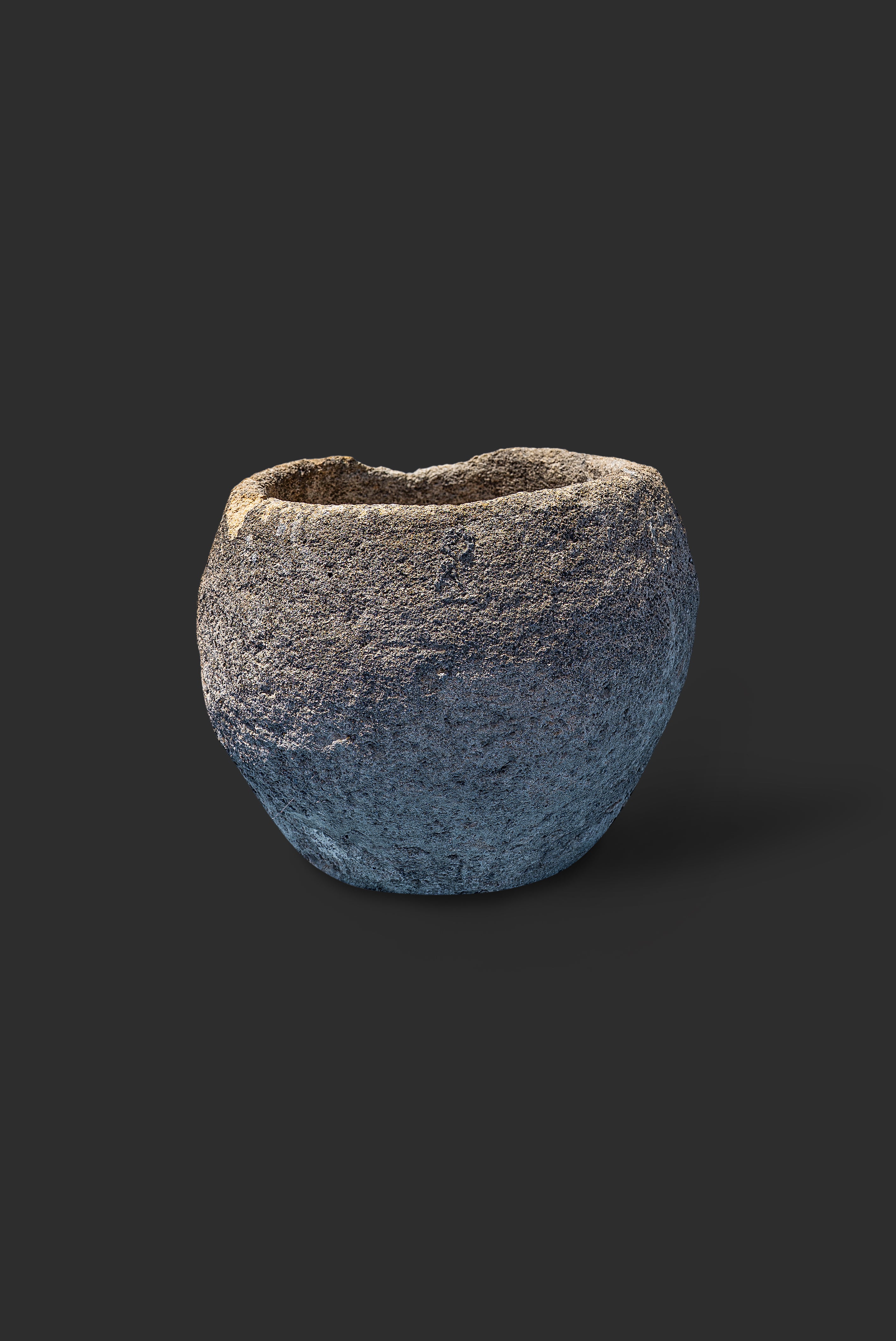 limestone-planter-1048-3